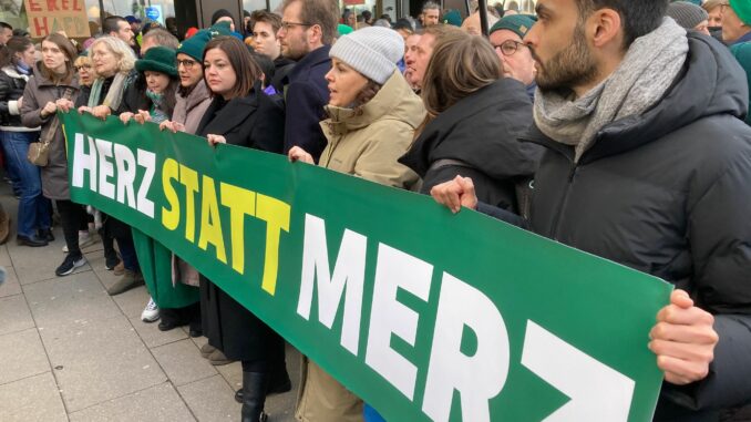 Singend ruft die Hamburger Grünen-Spitze zum Widerstand gegen Faschismus auf.