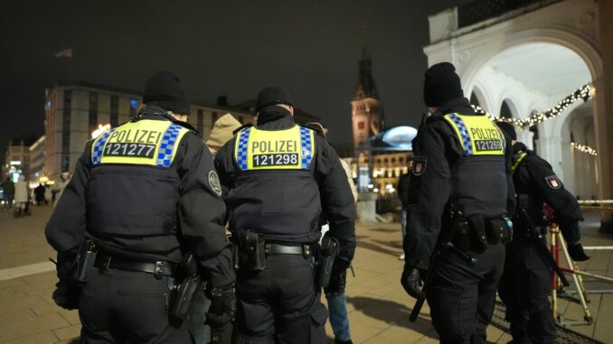 Trotz mehrere Strafanzeigen sieht die Hamburger Polizei keine Auffälligkeiten bei der Zahl der Sexualdelikte in der Silvesternacht.