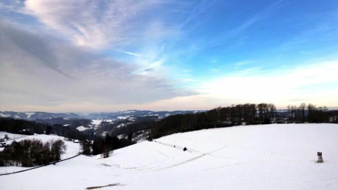 Am Dienstagmorgen war es vor allem im Norden glatt, im Laufe des Tages zieht der Glatteisregen Richtung Süden.