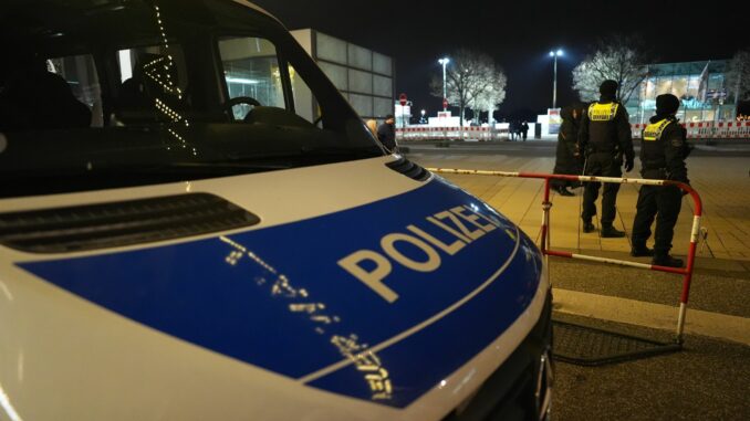 In der Silvesternacht überwachte die Polizei etwa auf dem Jungfernstieg mit Drohnen und temporärer Beleuchtung die Lage. (Archivbild)