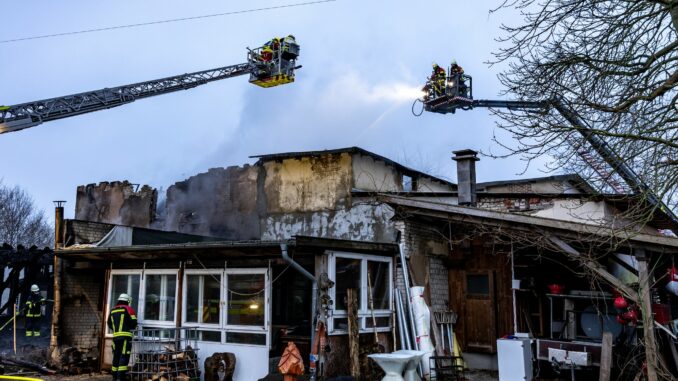 Rund 90 Feuerwehrleute sind seit dem frühen Morgen im Einsatz.