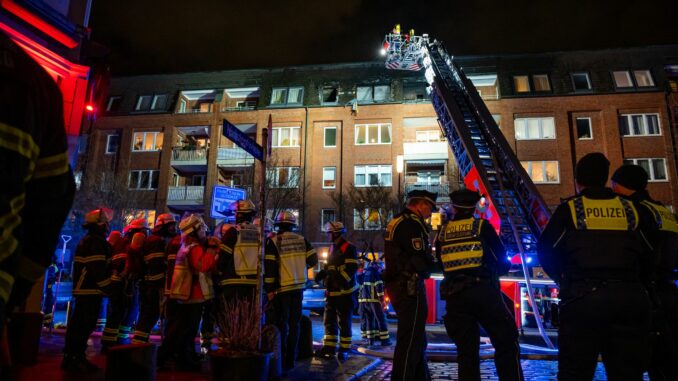 Bei dem Brand wurden mehrere Menschen verletzt - teils schwer.