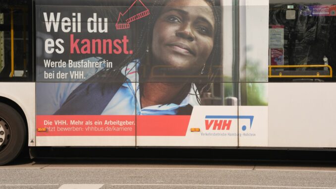 Ein Bus der Linie 15 fährt zur Haltestelle am U-Bahnhof Schlump. (Archivbild)