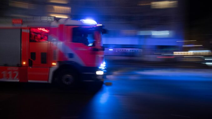 Im Hamburger Stadtteil Billstedt löschte die Feuerwehr einen etwa 100 Quadratmeter großen Schuppen. (Symbolbild)