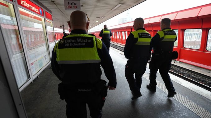 Die Zahl der Angriffe auf Mitarbeiter des ÖPNV in Hamburg ist gestiegen. (Archivbild)