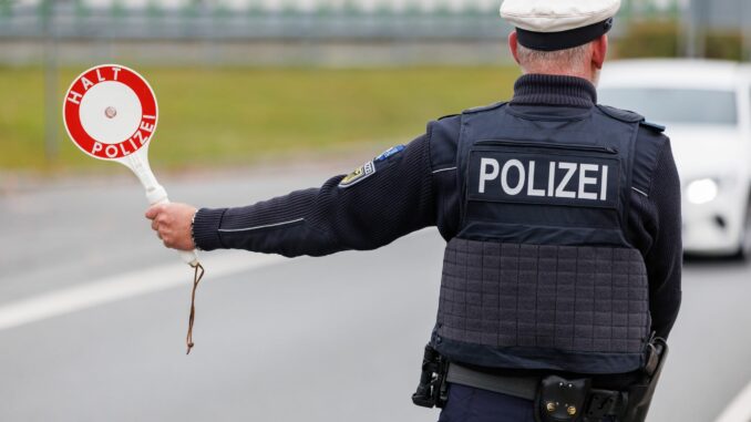 Bundespolizisten nahmen in Flensburg einen mit drei Haftbefehlen gesuchten Mann fest. (Symbolbild)