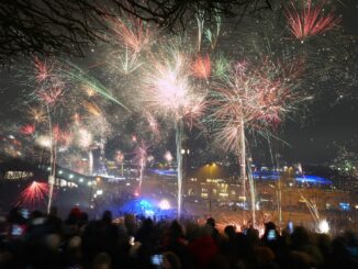 An den Landungsbrücken feierten mehr als Zehntausend Menschen in das neue Jahr 2025 hinein.