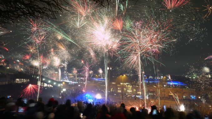 An den Landungsbrücken feierten mehr als Zehntausend Menschen in das neue Jahr 2025 hinein.