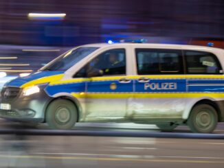 In Osdorf im Kreis Rendsburg-Eckernförde fährt am Silvesterabend ein Auto in eine Fußgängergruppe. Einen Anschlag schließt die Polizei aus. (Symbolbild)