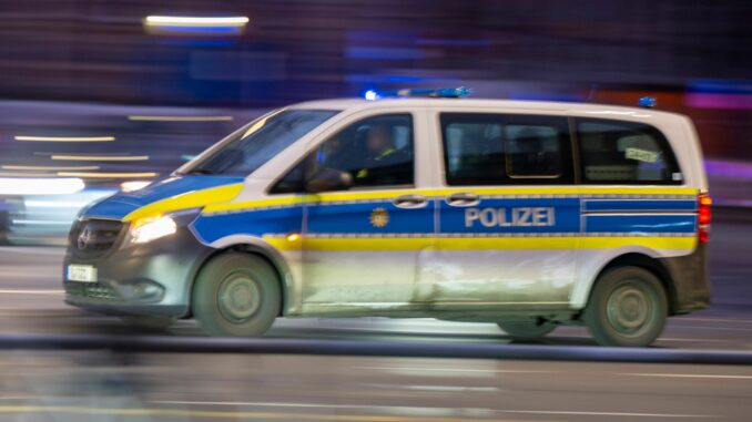 In Osdorf im Kreis Rendsburg-Eckernförde fährt am Silvesterabend ein Auto in eine Fußgängergruppe. Einen Anschlag schließt die Polizei aus. (Symbolbild)