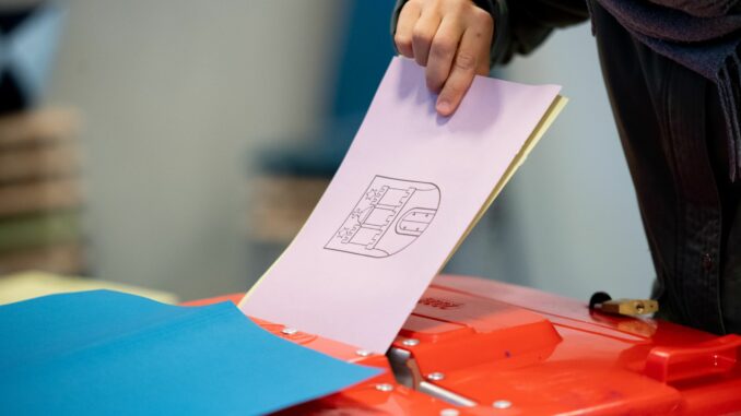 Der Landeswahlausschuss hat für die Bundestagswahl in Hamburg die Landeslisten von 13 Parteien zugelassen (Symbolbild).