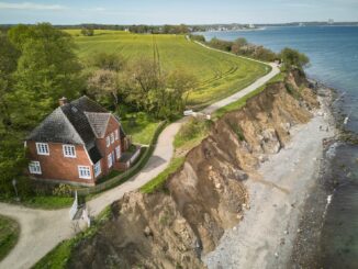 Nur noch ein Wanderweg trennt das ehemalige Jugendfreizeitheim «Haus Seeblick» von der Abbruchkante des Brodtener Ufers in Lübeck-Travemünde. Wegen der Einsturzgefahr darf das Haus seit rund einem Jahr nicht mehr genutzt werden und steht leer.