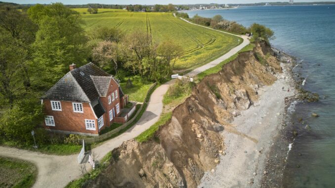 Nur noch ein Wanderweg trennt das ehemalige Jugendfreizeitheim «Haus Seeblick» von der Abbruchkante des Brodtener Ufers in Lübeck-Travemünde. Wegen der Einsturzgefahr darf das Haus seit rund einem Jahr nicht mehr genutzt werden und steht leer.