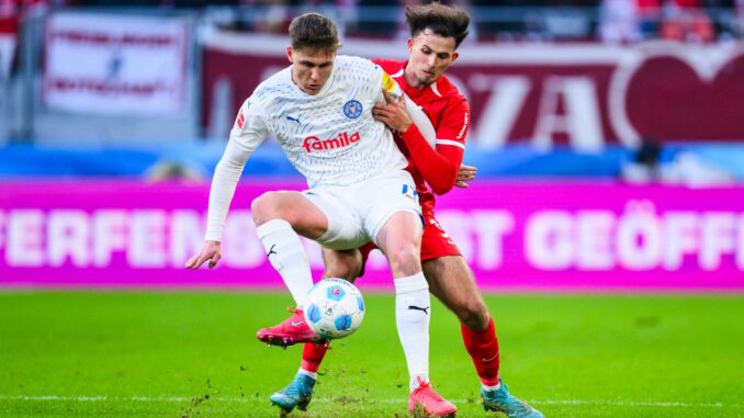 Kiels Phil Harres (l.) erzielte gegen Freiburg seine Bundesliga-Tore fünf und sechs.