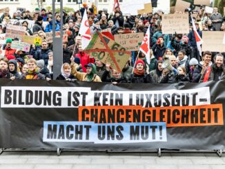 Etwa 1500 Studierende sind vor den Landtag in Kiel gezogen, um gegen die geplante Verwaltungsgebühr von 60 Euro pro Semester zu protestieren.