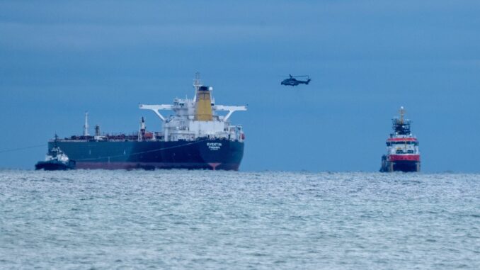 Die Prüfungen des Tankers „Eventin“ unter anderem durch den Zoll dauern an. (Archivbild)