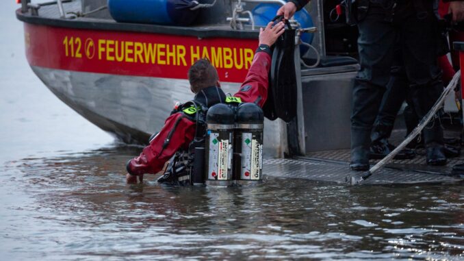 Taucher holten die Leiche aus der Elbe (Archivfoto)