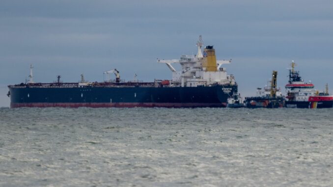 Die Zoll-Prüfungen des Öltankers «Eventin» dauern an. (Archivbild)