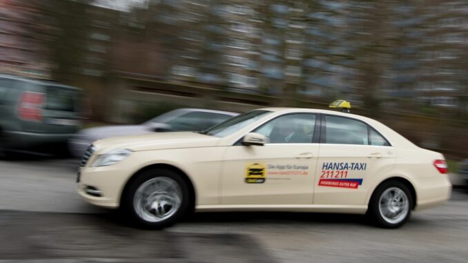 Niedriger Grundpreis, aber keine Karenzminute mehr: Wem das zu unsicher ist, kann auf einen vor der Taxifahrt vereinbarten Festpreis ausweichen. (Symbolfoto)