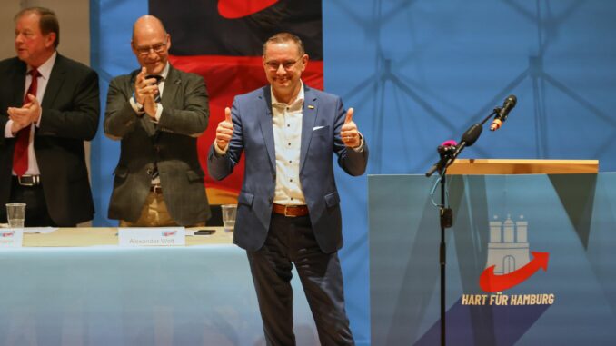 Während der Bundesvorsitzende bei einer Wahlkampfveranstaltung in Hamburg spricht, gehen erneut Tausende gegen die AfD auf die Straße