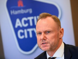 Nach den Attacken von HSV-Fans auf Anhänger des 1. FC Köln hat Hamburgs Innen- und Sportsenator Andy Grote (SPD) die Gewalt verurteilt.