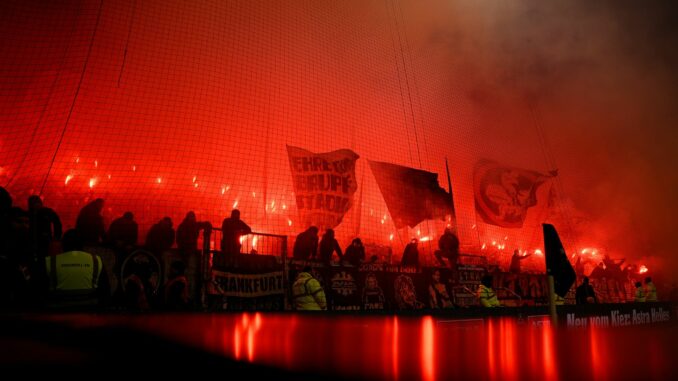 Ein Banner im Block der Frankfurt-Fans beim Spiel in St. Pauli löst Kritik von beiden Clubs aus.