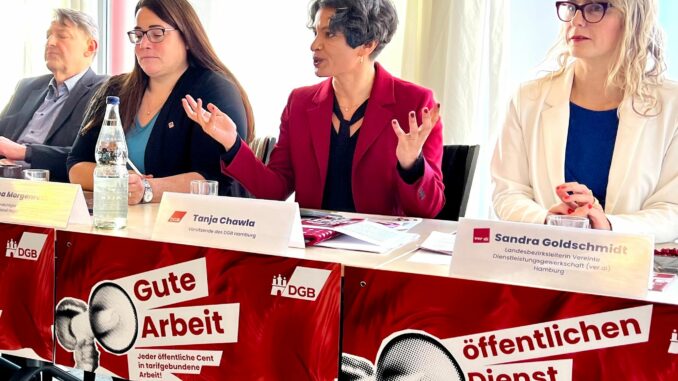 Ina Morgenroth (2.v.l), Geschäftsführerin der IG Metall Region Hamburg, und die Hamburger DGB-Vorsitzende Tanja Chawla (2.v.r) sprachen sich gegen eine Lockerung des Arbeitszeitgesetzes aus.