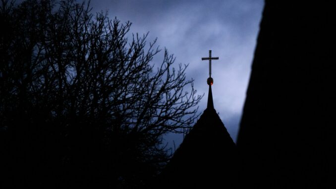 Die Sexualstraftaten von Priestern aus der Vergangenheit belasten die katholische Kirche. (Symbolbild)