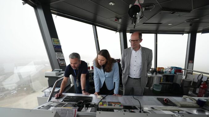 Senatorin Leonhard besichtigt die Kanzel des Towers am Hamburger Flughafen. (Archivbild)