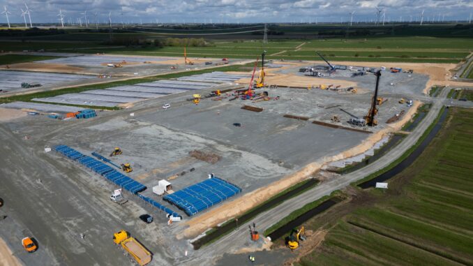 Auf der Northvolt-Baustelle in Heide wird weitergebaut. (Archivbild)