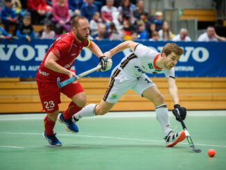 Hallenhockey-Nationalspieler Anton Pöhling (r) führte seinen HTHC zum Meistertitel.