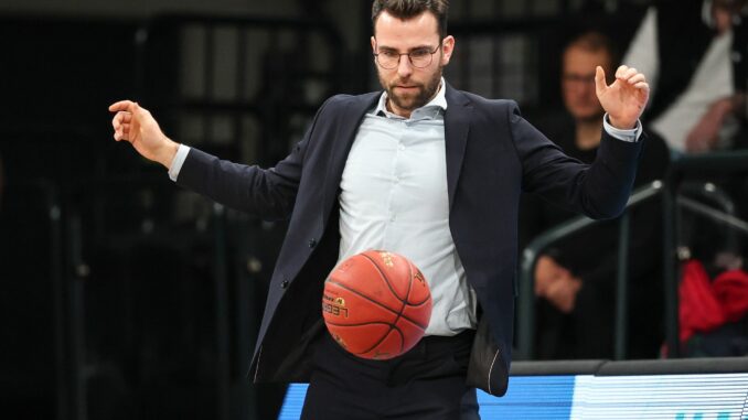 Hamburgs Trainer Benka Barloschky am Spielfeldrand.