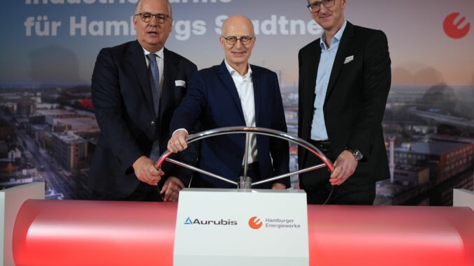 Aurubis-Chef Toralf Haag, Hamburgs Erster Bürgermeister Peter Tschentscher und Energiewerke-Chef Michael Prinz starten symbolisch die Abwärmeversorgung.