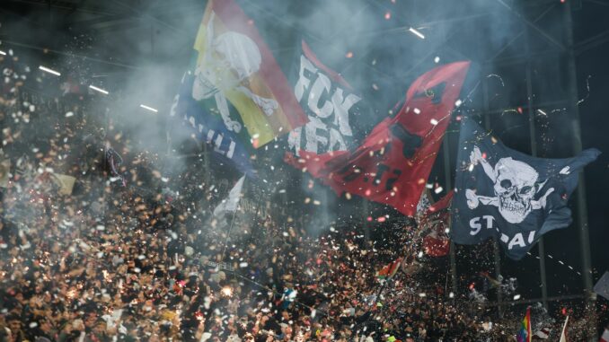 St. Paulis Fans feiern ihre Mannschaft.