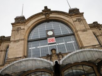 Ein 26-Jähriger ist von einer einfahrenden S-Bahn verletzt worden. (Archivbild)