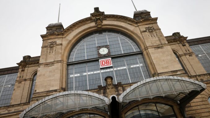 Ein 26-Jähriger ist von einer einfahrenden S-Bahn verletzt worden. (Archivbild)