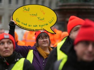 Teilnehmer einer Verdi-Kundgebung fordern mehr Geld für Beschäftigte im öffentlichen Dienst.