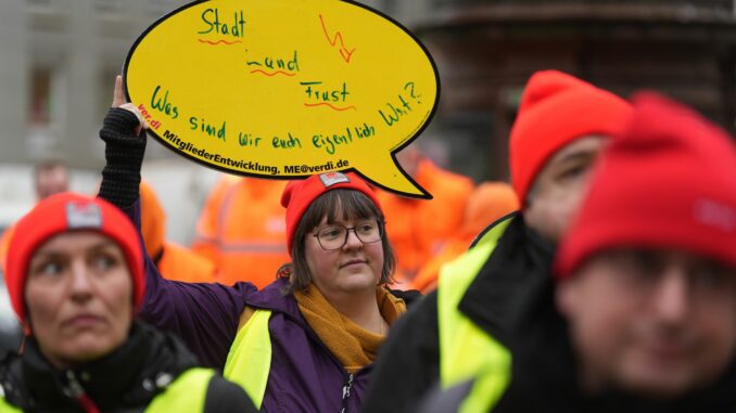 Teilnehmer einer Verdi-Kundgebung fordern mehr Geld für Beschäftigte im öffentlichen Dienst. 