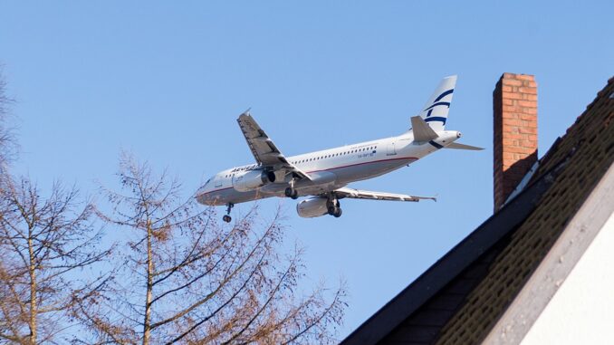 Laut Behörde gab es in Hamburg zuletzt weniger Beschwerden über Fluglärm. (Symbolbild)