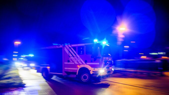 Zur Stunde kämpft die Feuerwehr immer noch gegen den Brand in einer Mehrzweckhalle bei Rastorf (Symbolbild).