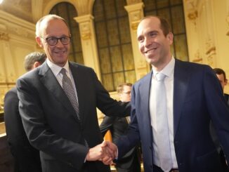 Die Hamburger CDU will die von der Union im Bund geforderte Verschärfung der Migrationspolitik in der Bürgerschaft debattieren. Hier sind Unions-Kanzlerkandidat Friedrich Merz (l), und Dennis Thering, Vorsitzender der CDU Hamburg, zu sehen. (Archivbild)