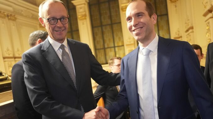 Die Hamburger CDU will die von der Union im Bund geforderte Verschärfung der Migrationspolitik in der Bürgerschaft debattieren. Hier sind Unions-Kanzlerkandidat Friedrich Merz (l), und Dennis Thering, Vorsitzender der CDU Hamburg, zu sehen. (Archivbild)