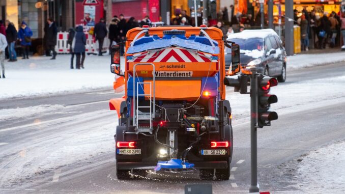 Seit zwei Uhr ist der Winterdienst der Stadtreinigung Hamburg im Volleinsatz. (Archivfoto)