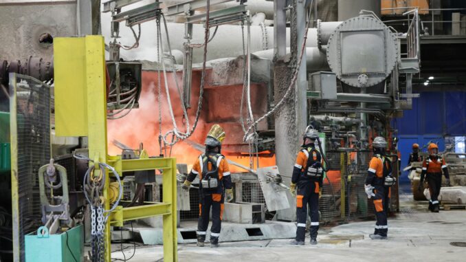 Industriewärme aus der Aurubis-Kupferhütte soll Hamburger Wohnungen heizen. (Archivbild)