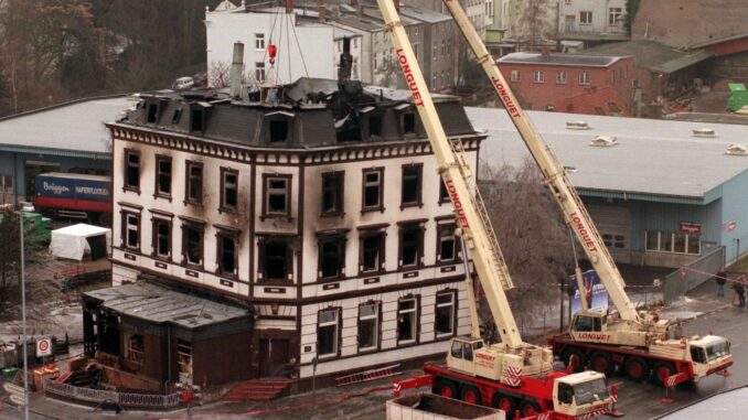 Das durch Brandstiftung verursachte Feuer in der Flüchtlingsunterkunft in der Hafenstraße in Lübeck jährt sich zum 29. Mal. (Archivfoto)