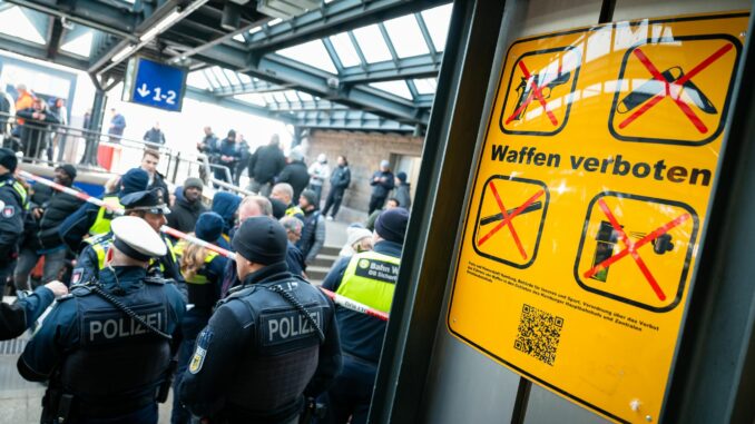 Die Polizei stellt bei Großkorntrollen viele Verstöße gegen das Waffenverbot im Hamburger Nahverkehr fest. (Archivbild)