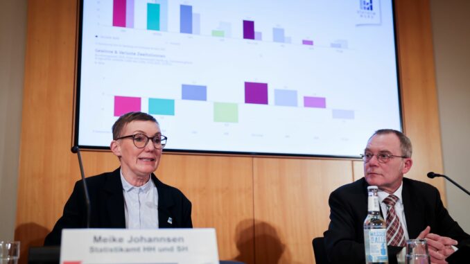 Oliver Rudolf (r), Leiter des Landeswahlamts Hamburg, bei einer Pressekonferenz im Rathaus: Hamburg schickt weniger Abgeordnete in den neuen Bundestag.