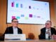 Oliver Rudolf (r), Leiter des Landeswahlamts Hamburg, bei einer Pressekonferenz im Rathaus: Hamburg schickt weniger Abgeordnete in den neuen Bundestag.