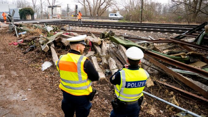 Die Unfallschäden an der Bahnstrecke werden am Wochenende weiter repariert.