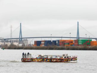 Nach einem Unfall gab es Behinderungen an der Köhlbrandbrücke. (Archivbild)